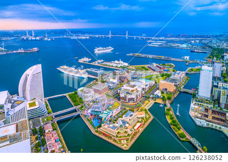 四艘豪華遊輪停靠在日本橫濱市。挪威號…裡維埃拉號和鑽石號也即將啟航…還有女王號 四艘豪華遊輪停靠在日本橫濱市。挪威號…裡維埃拉號和鑽石號也即將啟航…還有女王號 126238052