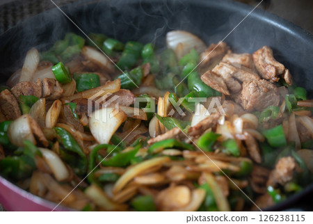 炒肉和蔬菜的圖片（庫存照片） 126238115