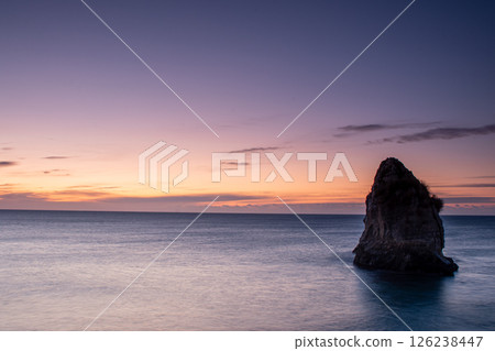 冬日日出中漂浮的二津島，茨城縣磯原海岸的旅遊勝地 126238447