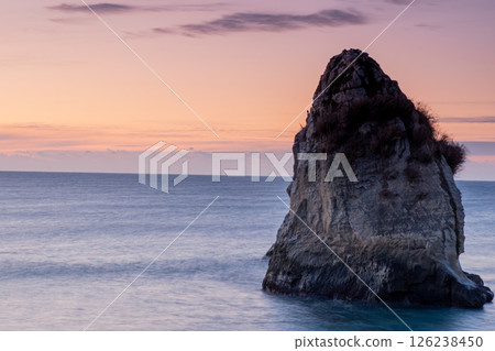 冬日日出中漂浮的二津島，茨城縣磯原海岸的旅遊勝地 126238450