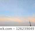 傍晚的風景，淡藍色的天空和橘色的雲彩 126239049
