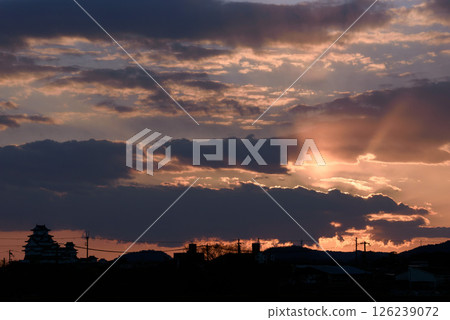 15 minutes in the evening! A splendid band of light between the thick clouds, the angel's crepuscular rays 126239072