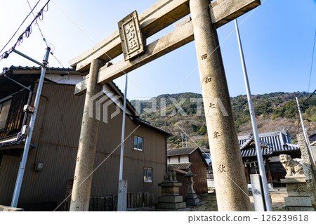 香川縣丸龜市本島町小坂村的小山神社和島上最高峰小坂山的風景 香川縣丸龜市本島町小坂村的小山神社和島上最高峰小坂山的風景 126239618