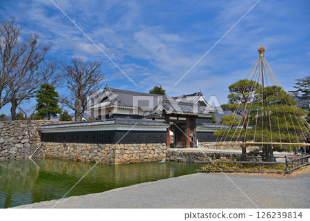 松本城,中部地區,城堡觀景區入口處的橋樑和設有售票處的大門,後方是黑門,長野縣松本市(4) 松本城,中部地區,城堡觀景區入口處的橋樑和設有售票處的大門,後方是黑門,長野縣松本市(4) 126239814