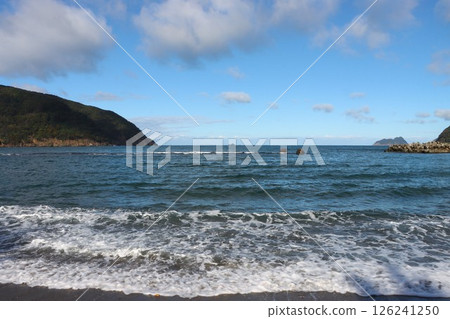 The white crests of the surging waves are a natural beauty The white crests of the surging waves are a natural beauty 126241250