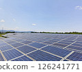 太陽能發電站在藍天的襯托下閃閃發光 126241771