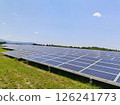 晴天的太陽能電池板 126241773