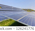 綠樹環繞的太陽能發電廠 126241776