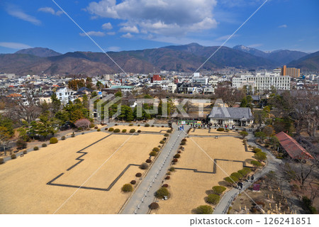 從中部地區松本市的松本城天守閣窗戶眺望本丸禦殿遺址,以及長野縣松本市的南阿爾卑斯山(5) 從中部地區松本市的松本城天守閣窗戶眺望本丸禦殿遺址,以及長野縣松本市的南阿爾卑斯山(5) 126241851