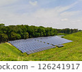 綠樹環繞的太陽能發電廠 126241917