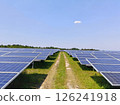 陽光明媚的日子裡的太陽能發電廠 126241918