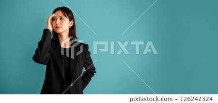 展望未來的女商人 - 清爽的淺藍色背景 [生成式 AI] 126242324