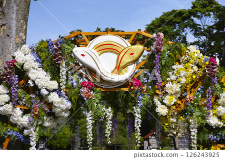Golden snake shrine 126243925