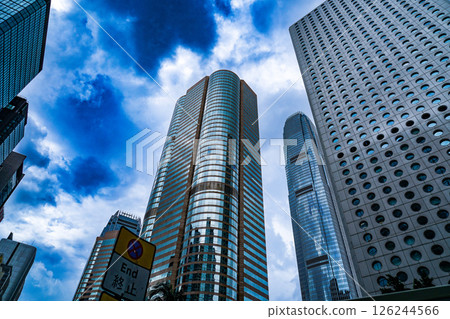 摩天大樓和廣闊的天空 摩天大樓和廣闊的天空 126244566