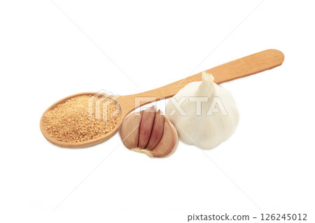Fresh garlic and garlic powder in spoon isolated on white background. Using spices for meals. Top view Fresh garlic and garlic powder in spoon isolated on white background. Using spices for meals. Top view 126245012