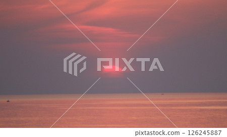 在地平線上的日落 在地平線上的日落 126245887