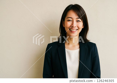 一位身穿西裝、微笑的年輕女子的插圖 126246305