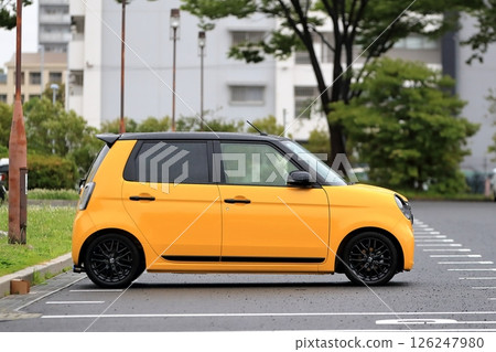 黃色微型車圖像 126247980