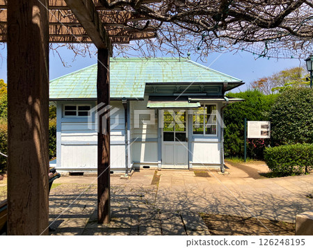 舊長崎高等商業學校正門警衛所哥拉巴花園 126248195