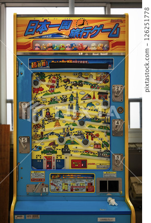 [Domestic] A nostalgic Showa-era arcade game featuring iconic landmarks with a Japanese travel theme. 126251778