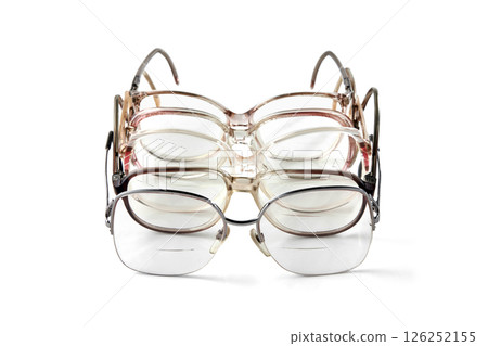 row of old reading glasses isolated on white background row of old reading glasses isolated on white background 126252155