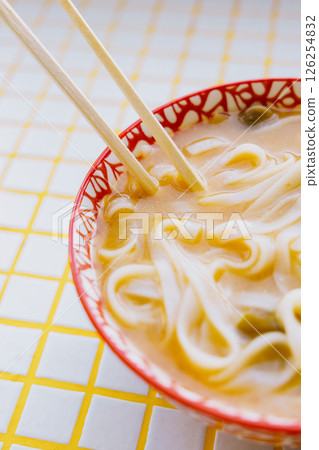 plate of noodles and chopsticks. vegetable ramen in a bright blue plate. Asian dishes. 126254832