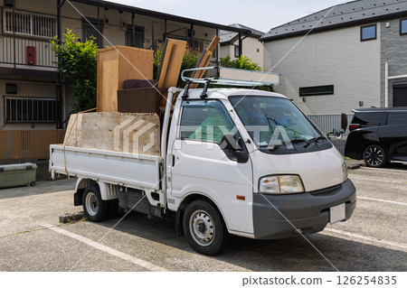 一輛收集家庭垃圾的卡車 126254835