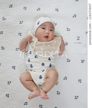 2個月大的女嬰 126255647