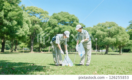 工作人員在公園撿垃圾 工作人員在公園撿垃圾 126255853