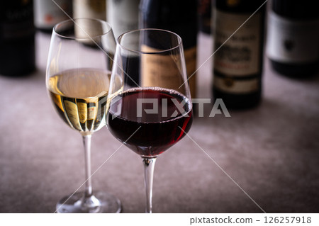 在餐廳喝葡萄酒 126257918