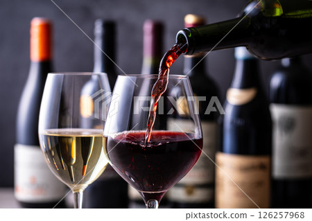 將紅酒倒入酒杯中 126257968