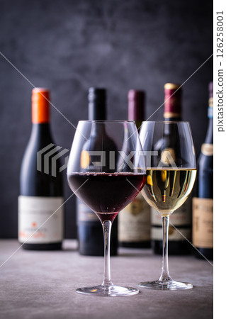 在餐廳喝葡萄酒 126258001