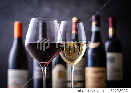 在餐廳喝葡萄酒 126258002