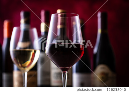 在餐廳喝葡萄酒 在餐廳喝葡萄酒 126258040