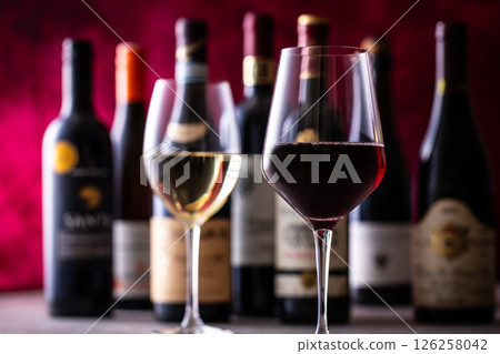 在餐廳喝葡萄酒 126258042