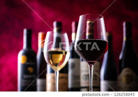 在餐廳喝葡萄酒 126258043