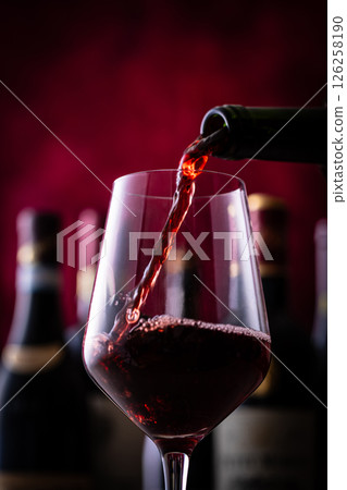 將紅酒倒入酒杯中 126258190