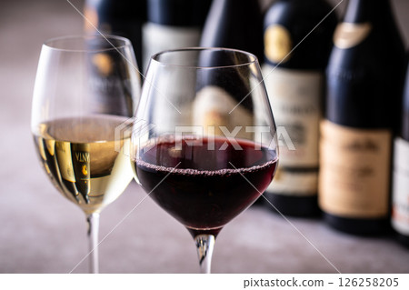 在餐廳喝葡萄酒 126258205