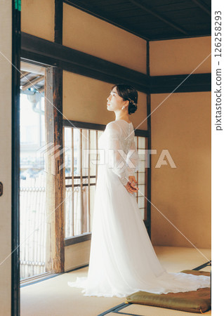 一位身著婚紗的女子站在日式房間的側面肖像 126258293