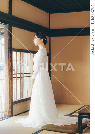 一位身著婚紗的女子站在日式房間的側面肖像 一位身著婚紗的女子站在日式房間的側面肖像 126258294