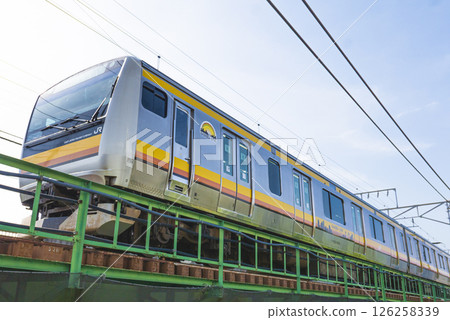 JR南武線E233系列車在正上方軌道行駛的照片 126258339