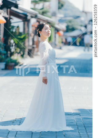 一位身穿婚紗的女子站在傳統街道上的肖像 126258359