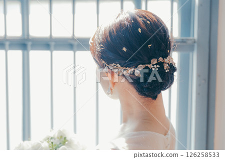身穿白色洋裝的女子站在窗邊的剪影式肖像 126258533