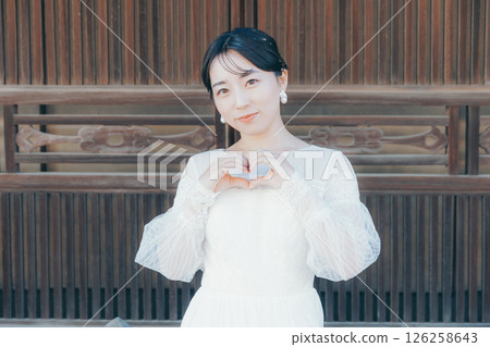 一位身穿白色婚紗的女子回望老城區的肖像 126258643