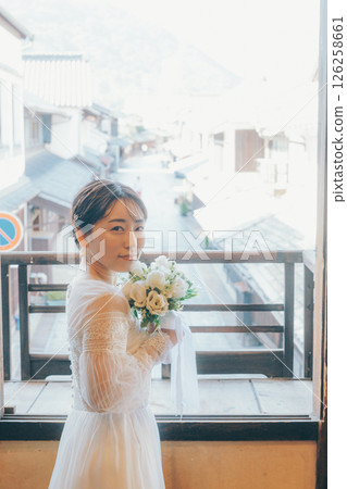 一位身穿婚紗、手捧花束、仰望天空的女子的側面像 一位身穿婚紗、手捧花束、仰望天空的女子的側面像 126258661