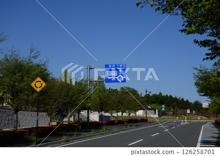 Roundabout intersection 126258701