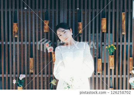 身著婚紗的女子肖像，背景為日式裝飾 126258702