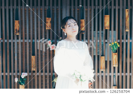 身著婚紗的女子肖像，背景為日式裝飾 126258704