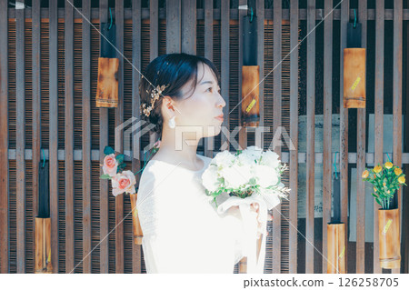 身著婚紗的女子肖像，背景為日式裝飾 126258705