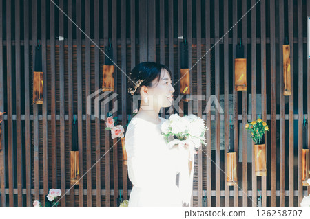 身著婚紗的女子肖像，背景為日式裝飾 126258707